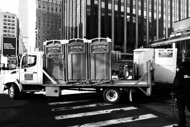 Porta potty delivery and setup in Beverly Hills, MI
